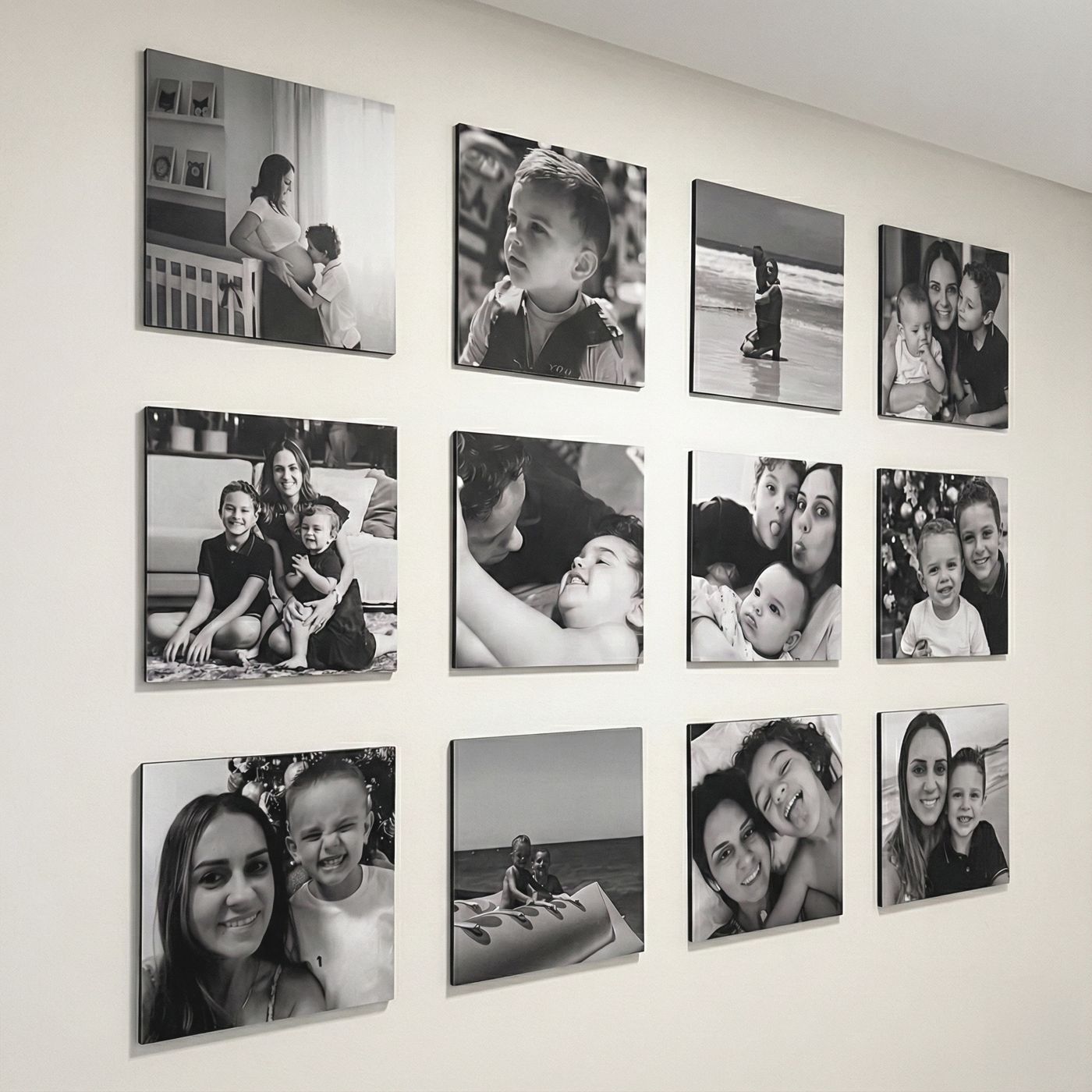 Parede com doze quadros de fotos de família em preto e branco
